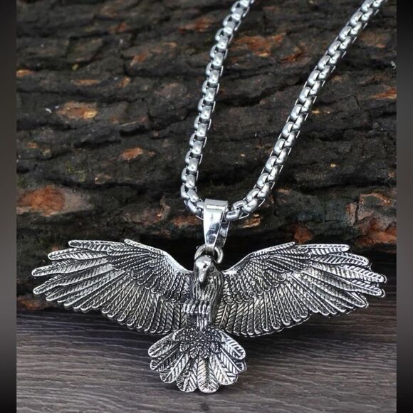Gorgeous alloy  soaring eagle necklace! Unisex - Picture 1 of 5